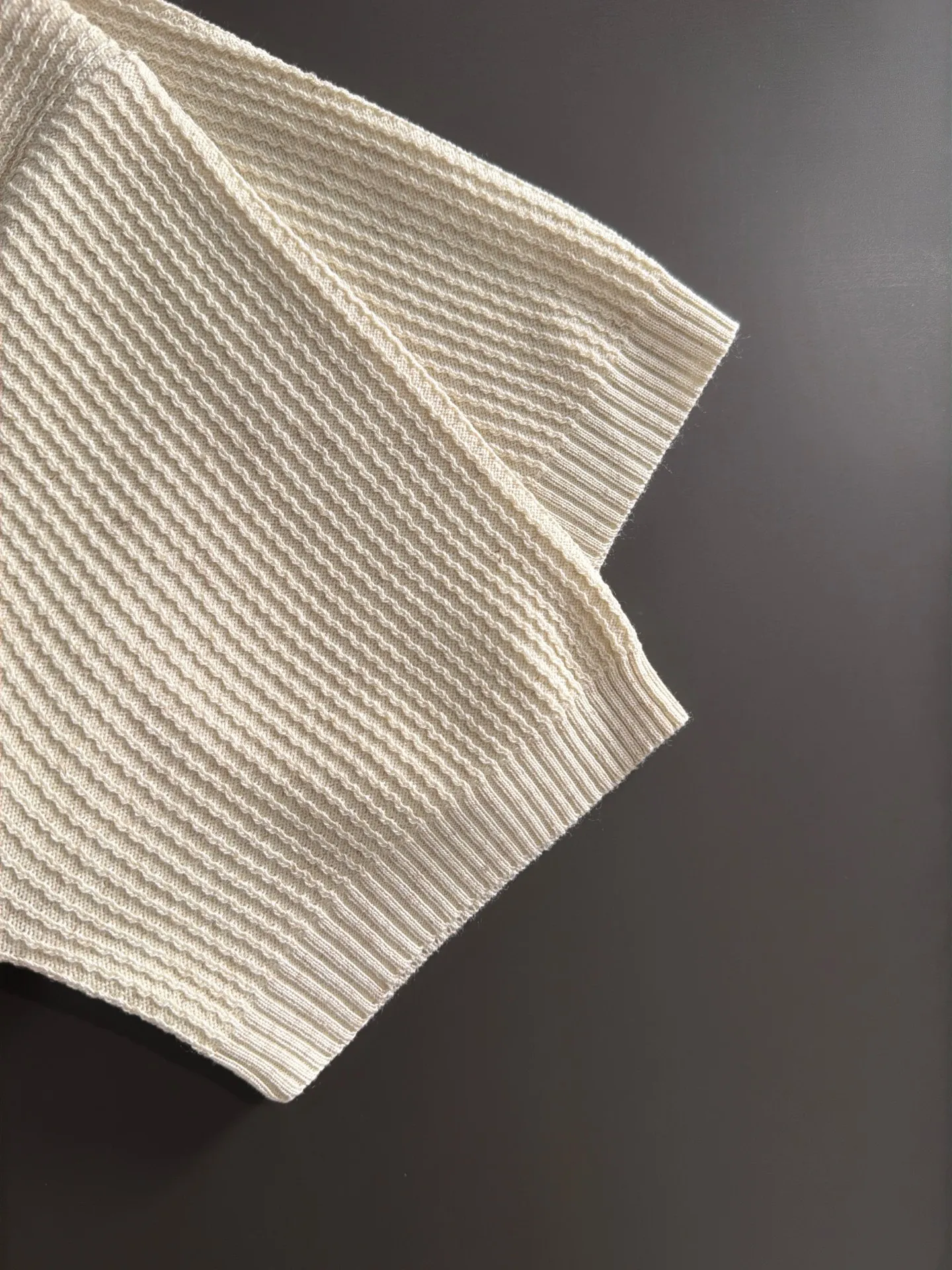 Next day shipment LP high quality Loro Piana 26ss New Arrival men's short-sleeved T-shirt Made of combed cotton yarn knitted cotton fabric, no pressure when entering and exiting the counter Exclusive control of raw materials It feels substantial when weighed, and the upper body is more textured than ordinary T-shirts. This texture can cope with the weather easily and is suitable for both hot and cold! Loose fit design, looks noble. The only correct version is available Size: M to XXXL